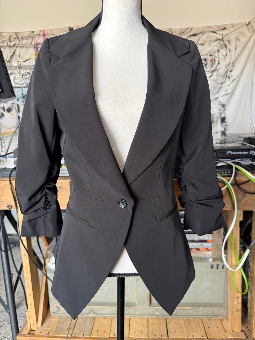 Elizabeth and James Black Tailored Stretch One-Button Blazer